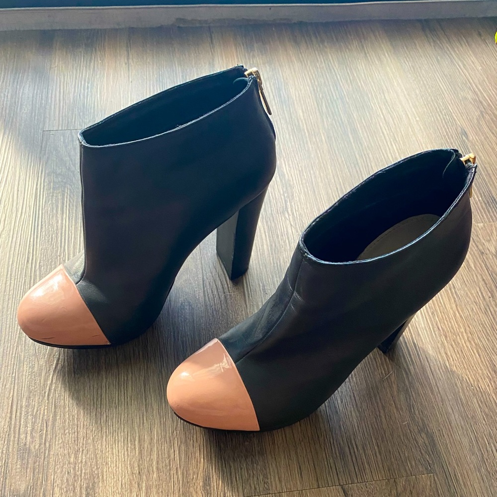 Victoria’s Secret ankle booties size 8 classic style